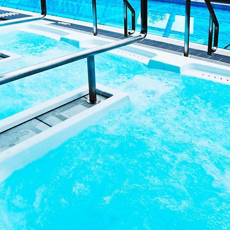 Hotel New Otani Osaca Exterior foto A swimming pool