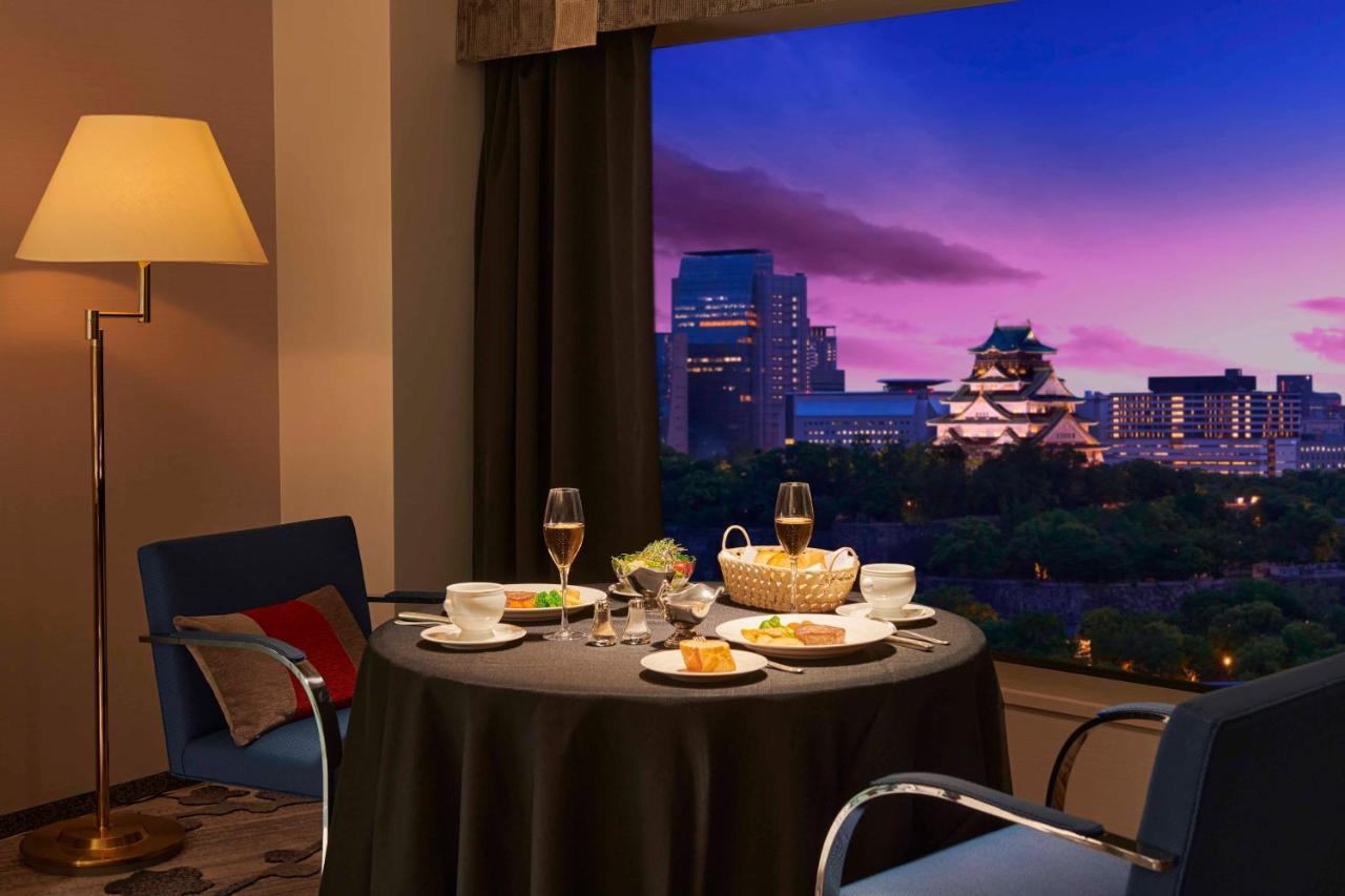 Hotel New Otani Osaca Exterior foto A view of the Osaka Castle from a suite at the hotel