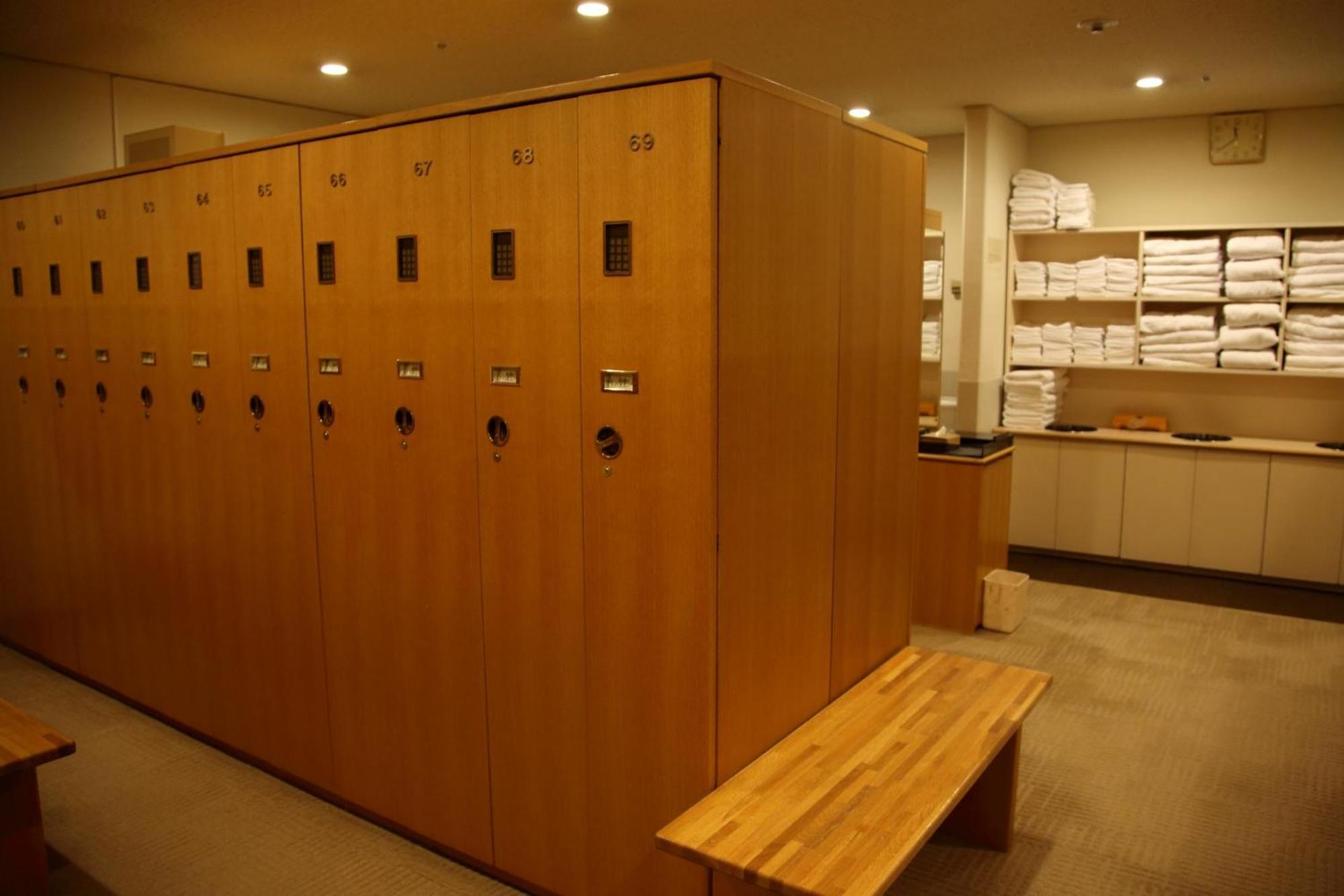 Hotel New Otani Osaca Exterior foto A locker room at a spa