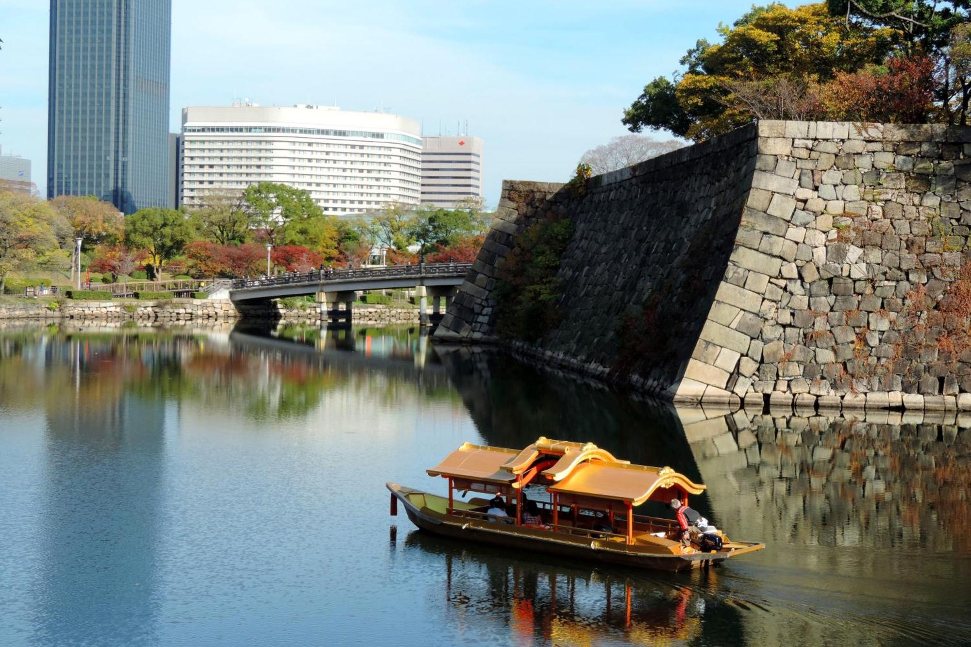 Hotel New Otani Osaca Exterior foto A traditional pleasure boat on the moat of Osaka Castle