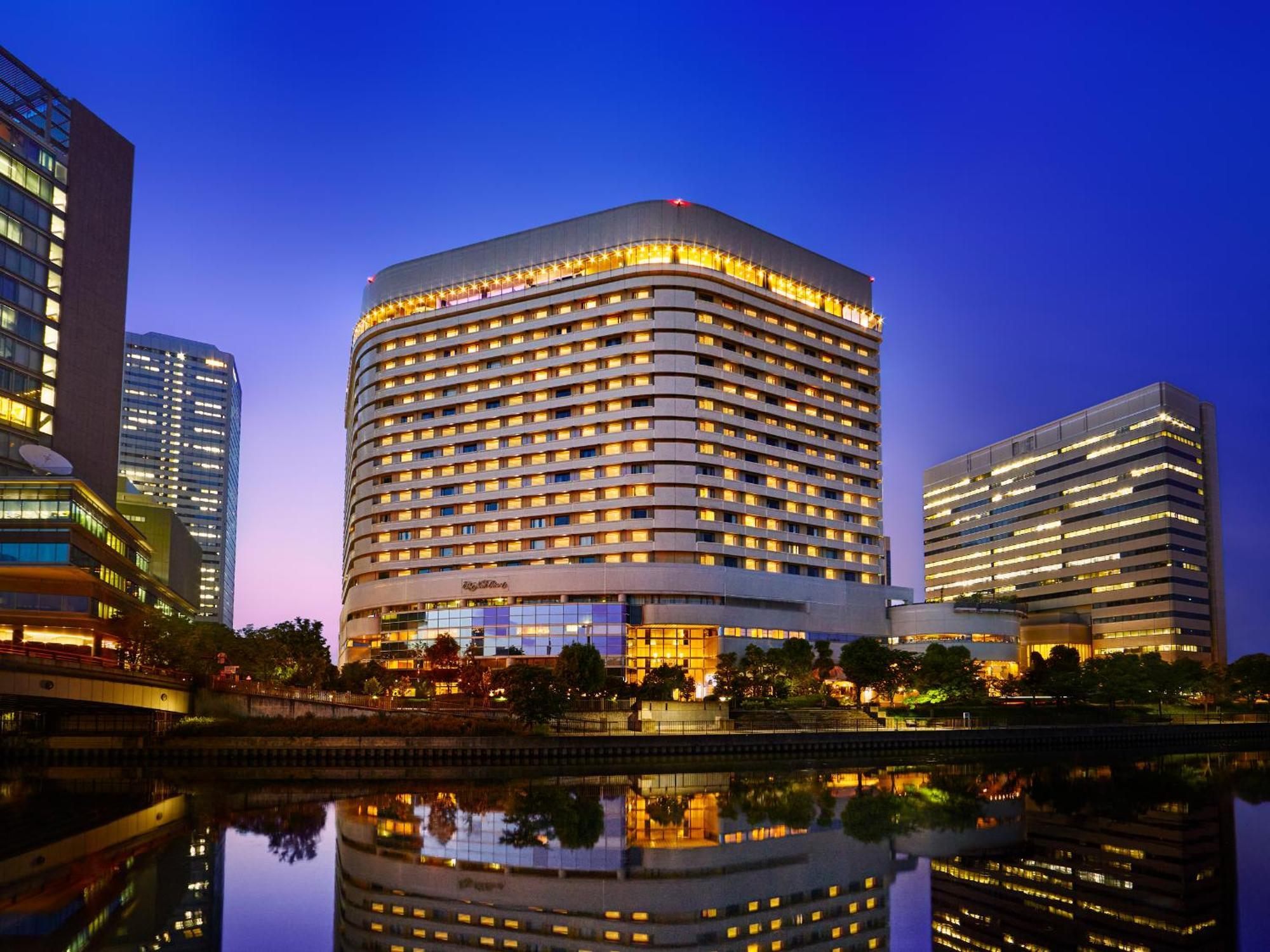 Hotel New Otani Osaca Exterior foto The hotel at night