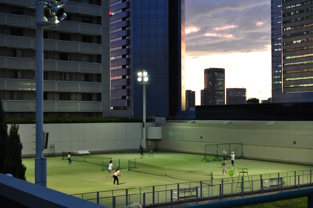 Hotel New Otani Osaca Exterior foto Tennis courts at night